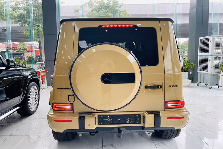 Về truyền động, Mercedes-AMG G63 thế hệ mới sử dụng động cơ tăng áp kép V8 4.0L, sản sinh công suất 577 mã lực và mô-men xoắn 850Nm, kết hợp với hộp số tự động 9 cấp. G63 AMG có thể tăng tốc từ 0-100km/h trong 4,5 giây trước khi đạt tốc độ tối đa 220km/h. Mức giá xe Mercedes-AMG G63 chính hãng tại Việt Nam hiện từ hơn 10 tỷ đồng.