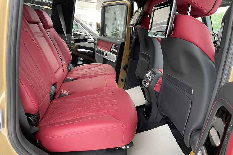 Mercedes-AMG G63 có hệ thống âm thanh đến từ Burmester với 15 loa chất lượng cao kèm bộ khuếch tán đại kỹ thuật số 10 kênh công suất 590 watt, hỗ trợ kết nối Bluetooth/USB với điện thoại thông minh. Ghế lái điều chỉnh 3 hướng, nhớ 3 vị trí tích hợp sưởi, làm mát, massage. Điều hòa của xe là loại 3 vùng độc lập, đèn viền nội thất có tới 64 màu.