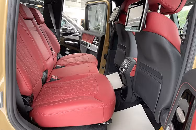 Mercedes-AMG G63 có hệ thống âm thanh đến từ Burmester với 15 loa chất lượng cao kèm bộ khuếch tán đại kỹ thuật số 10 kênh công suất 590 watt, hỗ trợ kết nối Bluetooth/USB với điện thoại thông minh. Ghế lái điều chỉnh 3 hướng, nhớ 3 vị trí tích hợp sưởi, làm mát, massage. Điều hòa của xe là loại 3 vùng độc lập, đèn viền nội thất có tới 64 màu.