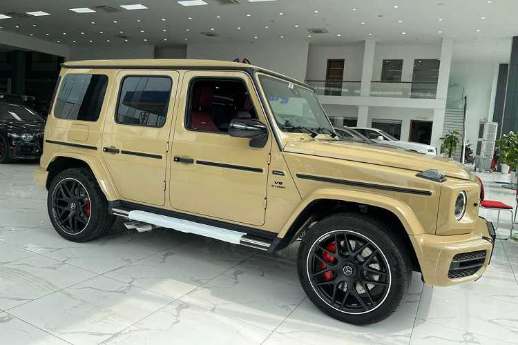 Mercedes-AMG G63 là một cái tên không còn xa lạ gì với bất cứ dân yêu và mê xe Việt nào bởi diện mạo đầy nam tính, khoẻ khoắn và vô cùng hầm hố mà siêu phẩm này sở hữu. Điểm dễ nhận biết nhất của Mercedes-AMG G63 thế hệ mới so với ‘’người tiền nhiệm’’ là phần đèn pha được tái thiết kế, sử dụng công nghệ LED cùng thanh cản va trước được tinh chỉnh, hốc gió thể thao hơn và lưới tản nhiệt sửa đổi.