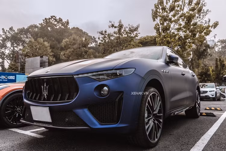 Với thiết kế không thể nhầm lẫn của Levante, xe đã đạt đến cấp độ thể thao vượt trội khi cản trước và cản sau xe, ốp sườn ở hai bên hông, bệ cửa đều được làm bằng sợi carbon siêu nhẹ có độ bóng cao. Còn lại, các chi tiết như đèn pha, 4 hốc gió lớn ở cản trước, ống xả kép đặt đối xứng 2 bên giống với Levante Trofeo thường.