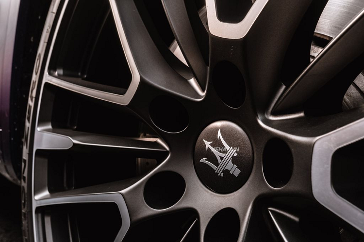 Đi cùng hộp số tự động ZF 8 cấp với 5 chế độ lái Normal, I.C.E, Sport, Offroad và Corsa. Đặc biệt, chế độ lái “Corsa” với chức năng Launch Control chỉ được trang bị cho riêng dòng xe Levante Trofeo, chế độ “Corsa” có thể được kích hoạt bằng cách nhấn đúp nút Sport. 