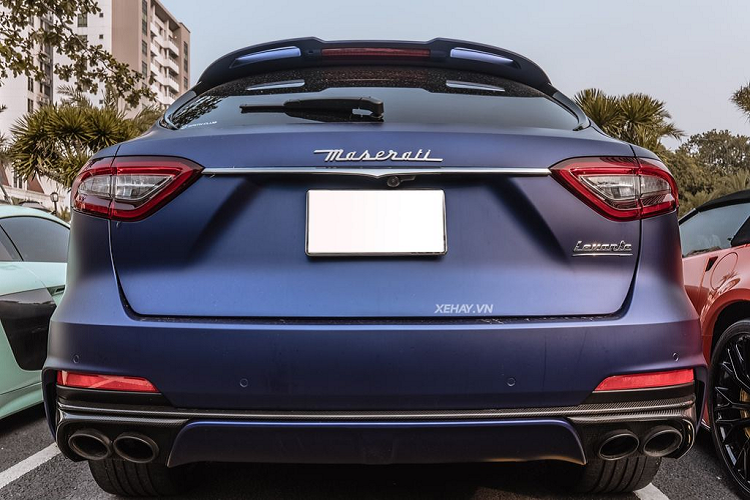 Di chuyển ra phía sau, Maserati Levante Trofeo Launch Edition hầm hố hơn nhờ cụm ống xả kép đặt đối xứng nhau được bao bởi ốp carbon. Ngoài ra, cánh gió bên trên đuôi xe cũng góp phần làm tăng vẻ hầm hố và tăng tính khí động học, giúp chiếc xe ổn định hơn khi vận hành ở tốc độ cao.