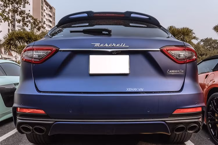 Di chuyển ra phía sau, Maserati Levante Trofeo Launch Edition hầm hố hơn nhờ cụm ống xả kép đặt đối xứng nhau được bao bởi ốp carbon. Ngoài ra, cánh gió bên trên đuôi xe cũng góp phần làm tăng vẻ hầm hố và tăng tính khí động học, giúp chiếc xe ổn định hơn khi vận hành ở tốc độ cao.