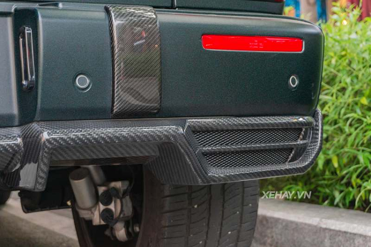 Đáng chú ý, sức mạnh từ khối động cơ V8 tăng áp kép còn được "can thiệp" bởi bộ điều chỉnh HHT (Hand-Held Tuner) của RENNtech. Chi tiết này có tác dụng hiệu chỉnh và lập trình lại ECU trên xe để khách hàng có thể lựa chọn giữa việc sử dụng cấu hình nguyên bản hoặc phần mềm động cơ mới, qua đó nâng mức công suất của G63 lên ngưỡng 731 mã lực.