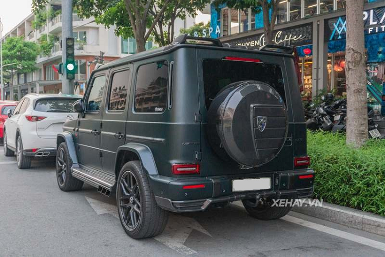 Được biết, ban đầu xe có ngoại thất sơn trắng Polar White nhưng hiện đã đổi sang màu xanh ngọc lục bảo Matte Emerald Green bằng phương pháp dán decal quen thuộc. Màu sắc này càng khiến chiếc SUV trở nên độc đáo và cuốn hút hơn.