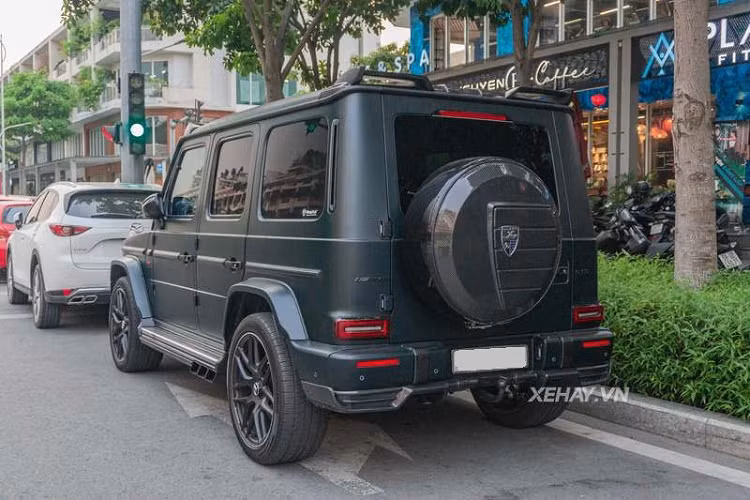 Được biết, ban đầu xe có ngoại thất sơn trắng Polar White nhưng hiện đã đổi sang màu xanh ngọc lục bảo Matte Emerald Green bằng phương pháp dán decal quen thuộc. Màu sắc này càng khiến chiếc SUV trở nên độc đáo và cuốn hút hơn.