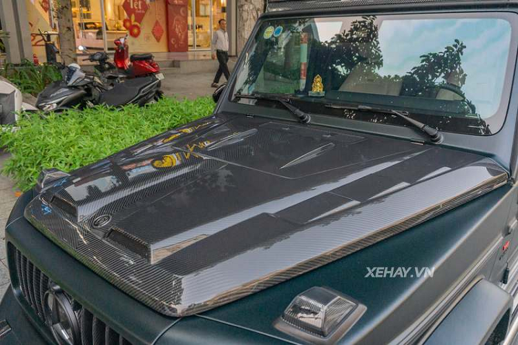 Di chuyển ra phía đuôi, Mercedes-AMG G63 được lắp líp gió bằng sợi carbon, cánh gió cỡ lớn dạng 2 mảnh và nắp ốp bánh xe dự phòng cấu tạo hoàn toàn bằng sợi carbon. Thiết kế của nắp ốp này được dập nổi các đường nét lấy cảm hứng từ chính logo của hãng độ này.