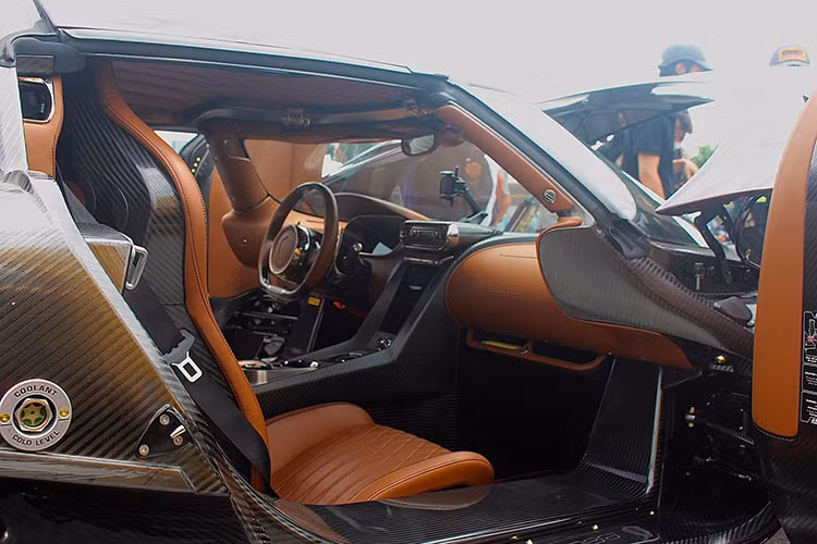 Đáng chú ý, siêu phẩm này còn mang biển kiểm soát HK.KHANH là viết tắt của tên đại gia ngành thẩm mỹ. Để sở hữu biển số độc đáo này, siêu phẩm Koenigsegg Regera đã được đưa tới Campuchia để làm các thủ tục ra biển và phải mất thời gian gần 3 tháng mới hoàn tất để về Việt Nam.