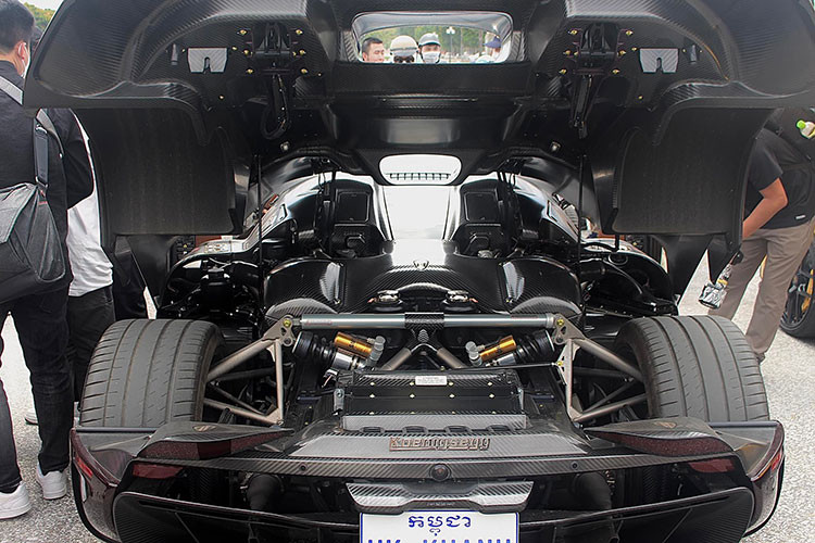 Bên cạnh cỗ máy hàng khủng, Koenigsegg Regera cũng sở hữu thiết kế vô cùng ấn tượng và nổi bật trong số đó là bộ cửa mở 180 độ đặc trưng, đây cũng chính là chi tiết khiến Regera không thể bị nhầm lẫn với các siêu xe thể thao khác.