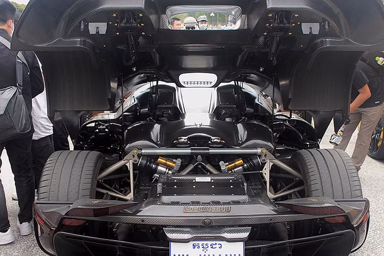 Bên cạnh cỗ máy hàng khủng, Koenigsegg Regera cũng sở hữu thiết kế vô cùng ấn tượng và nổi bật trong số đó là bộ cửa mở 180 độ đặc trưng, đây cũng chính là chi tiết khiến Regera không thể bị nhầm lẫn với các siêu xe thể thao khác.