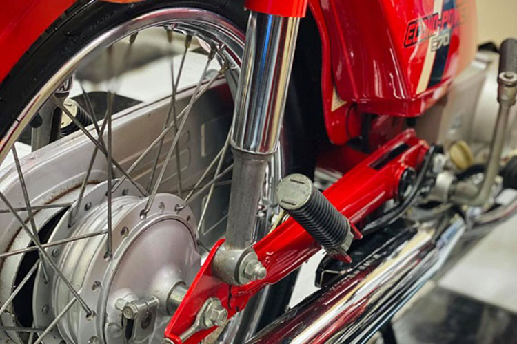 Đèn pha lớn, vuông vắn và đồng bộ với cụm đèn xi-nhan, hệ thống giảm xóc trước êm hơn. Ở phía sau, yên liền được thiết kế thoải mái cho người ngồi. Khối máy C70 Deluxe dung tích 72cc cũng khá vượt trội thời đó, được nâng cấp từ C50.