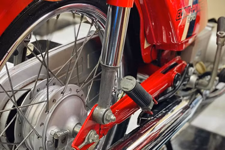 Đèn pha lớn, vuông vắn và đồng bộ với cụm đèn xi-nhan, hệ thống giảm xóc trước êm hơn. Ở phía sau, yên liền được thiết kế thoải mái cho người ngồi. Khối máy C70 Deluxe dung tích 72cc cũng khá vượt trội thời đó, được nâng cấp từ C50.