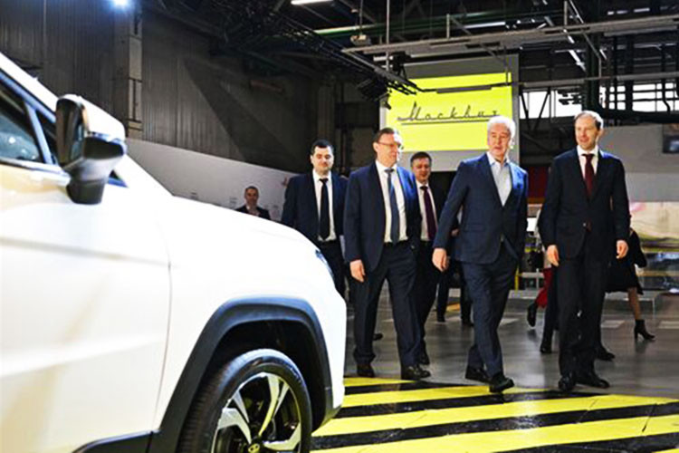 Sở dĩ chính quyền Nga đưa thương hiệu từ thời Xô Viết trở lại thị trường là vì nước này đang cố gắng thiết lập nền kinh tế tự cung, tự cấp sau khi bị phương Tây cấm vận. Kể từ cuối tháng 2/2022 đến nay, đã có hàng loạt hãng xe rút khỏi thị trường Nga như Volvo, Mazda, Toyota, Honda, Mercedes-Benz, BMW, Jaguar Land Rover, Ford, General Motors hay Volkswagen...