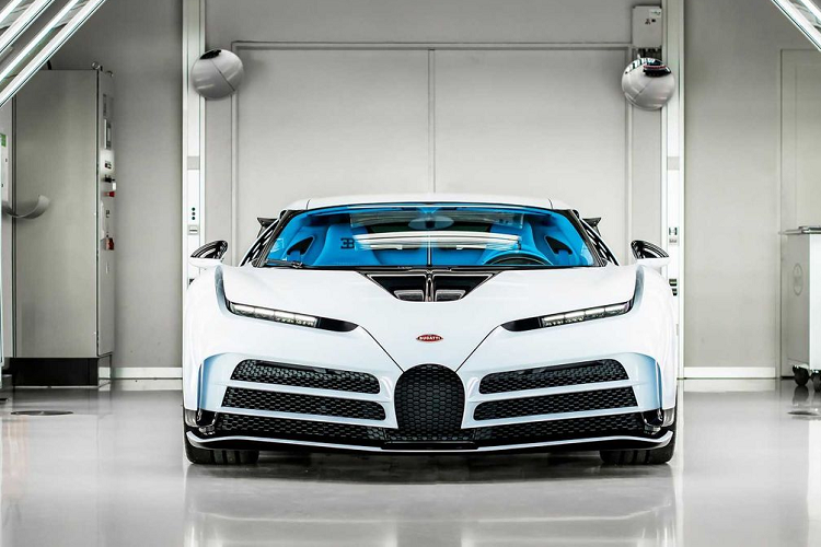 Siêu phẩm Bugatti Centodieci này được phát triển dựa trên Chiron, với nguồn cảm hứng từ nguyên mẫu EB110, một mẫu xe nổi tiếng trong giai đoạn những năm 1990. Mẫu siêu xe được giới thiệu trước công chúng tại sự kiện Pebble Beach Concours d'Elegance vào tháng 8/2019 với số lượng giới hạn chỉ 10 chiếc trên thế giới.
