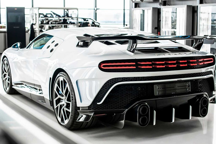 Mức giá xe Bugatti Centodieci lên đến 8,8 triệu USD (khoảng 202 tỷ đồng) và cả 10 chiếc xe được sản xuất đều đã được đặt mua. Siêu sao bóng đá Cristiano Ronaldo cũng là một trong những người sắp sở hữu siêu phẩm này.