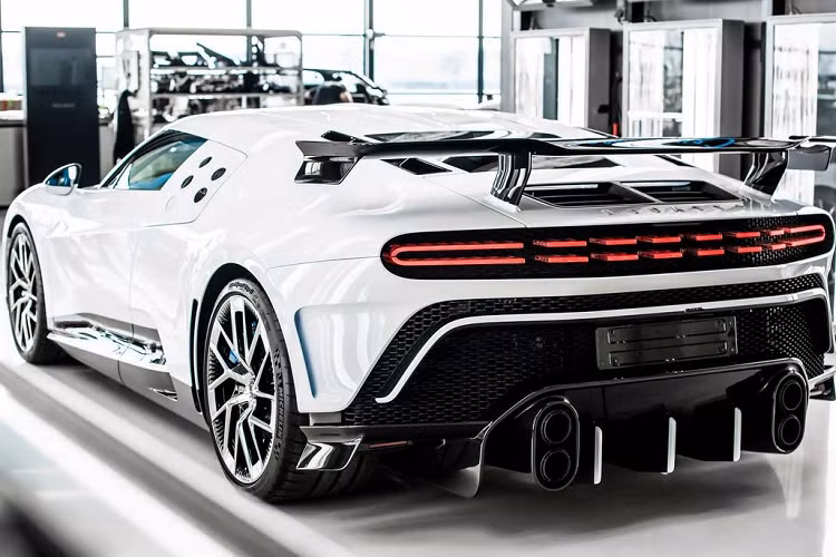 Mức giá xe Bugatti Centodieci lên đến 8,8 triệu USD (khoảng 202 tỷ đồng) và cả 10 chiếc xe được sản xuất đều đã được đặt mua. Siêu sao bóng đá Cristiano Ronaldo cũng là một trong những người sắp sở hữu siêu phẩm này.