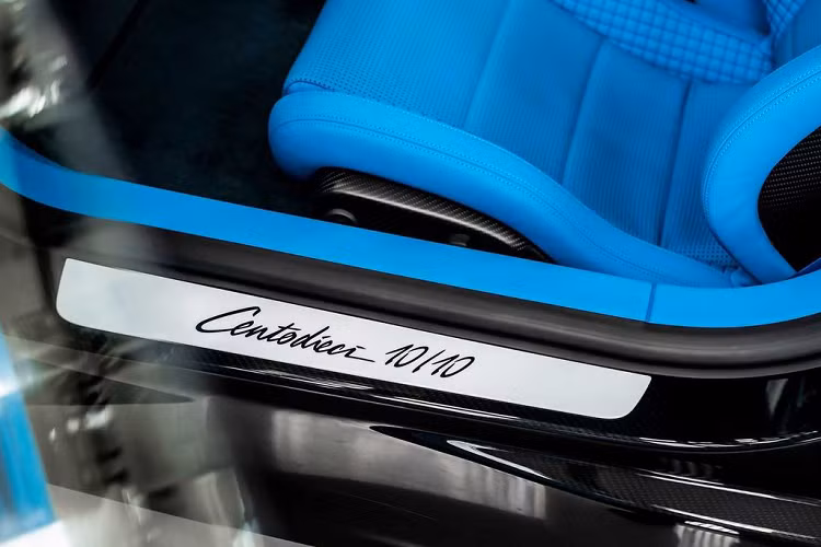 Về mặt thiết kế, Bugatti Centodieci là sự hòa quyện hài hòa giữa nét phá cách, độc đáo của Chiron pha thêm chút cổ điển từ huyền thoại EB110. Đầu xe nổi bật với lưới tản nhiệt hình “móng ngựa”, khe hút gió được thiết kế hai tầng, cùng với cản gió trước cỡ lớn, được chế tạo từ sợi carbon mang lại cho chiếc xe dáng vẻ thể thao, mạnh mẽ.