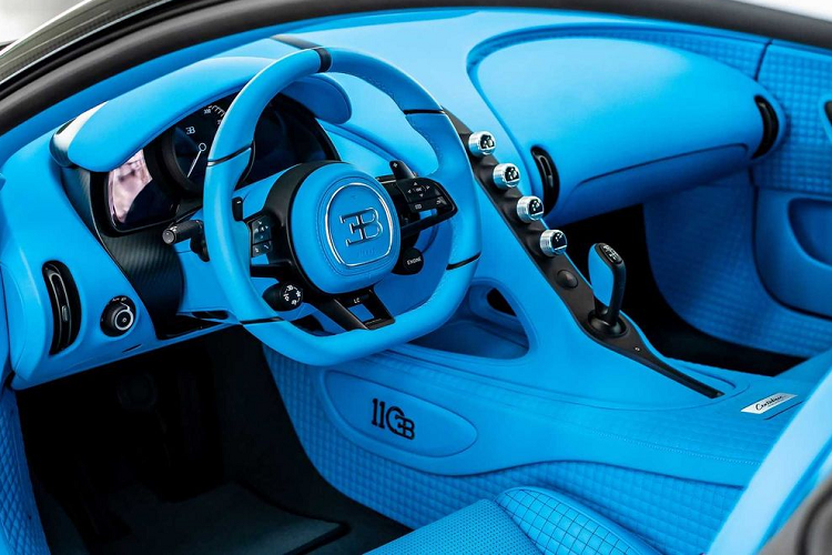 Chiếc Bugatti Centodieci thứ 10 được hoàn thiện trong lớp áo màu trắng thạch anh với điểm nhấn là bộ bodykit làm từ carbon và lưới tản nhiệt hình “móng ngựa” màu đen mờ. Chưa hết, Bugatti Centodieci còn nổi bật hơn nữa khi được trang bị kẹp phanh và cánh gió sau với dòng chữ Centodieci màu xanh - Light Blue Sport.