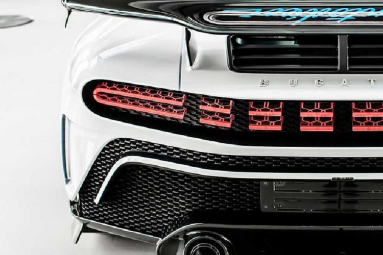Được phát dựa trên nền tảng Bugatti Chiron. Mẫu xe được trang bị khối động cơ W16 8.0L với 4 bộ tăng áp cho ra công suất tối đa 1.578 mã lực, mạnh hơn 99 mã lực so với Chiron, Chiron Pur Sport, Divo và La Voiture Noire. Hypercar Bugatti Centodieci chỉ mất khoảng thời gian là 2,4 giây để tăng tốc từ 0 - 100 km/h, trước khi đạt vận tốc tối đa 380 km/h.