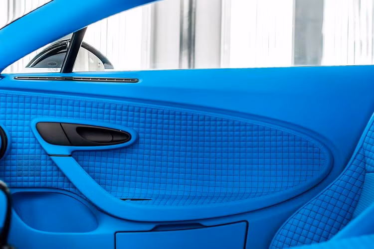 Cụm đèn pha LED với 4 thanh tách riêng biệt giống chiếc Chiron, nhưng được thiết kế mỏng hơn. Phía sau, gây ấn tượng với dải đèn hậu LED kéo dài kết hợp cánh lướt gió cỡ lớn được chế tạo từ sợi carbon, cùng với 4 ống xả tròn xếp dọc. Tất cả mang đến cho Centodieci một vẻ ngoài hầm hố.Bugatti mất khoảng 16 tuần để hoàn thiện nội thất của mỗi chiếc Centodieci.