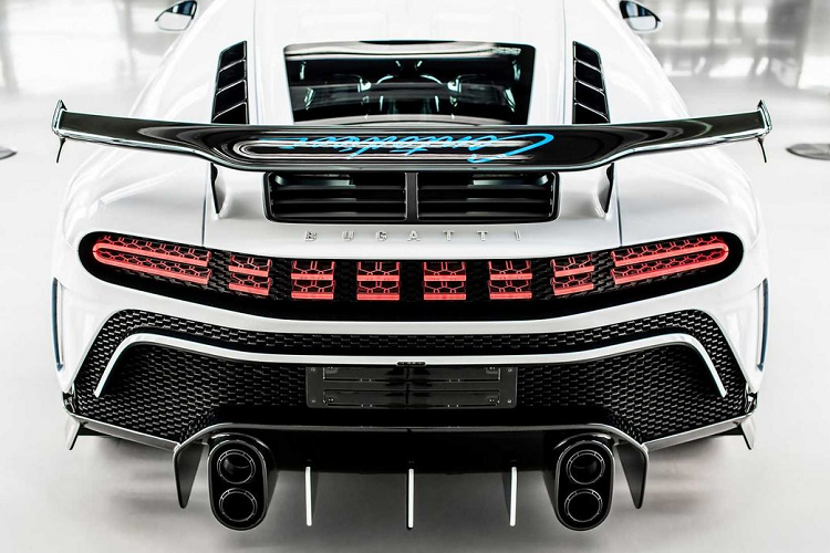 Tương phản với sắc xanh này là các điểm nhấn màu đen sần trên bảng điều khiển trung tâm mỏng và tay nắm cửa cùng với một số sợi carbon màu đen bên dưới cụm đồng hồ. Dòng chữ “Centodieci 10/10” được in trên bệ cửa bên hiển thị số thứ tự giới hạn của chiếc Bugatti Centodieci cuối cùng này.