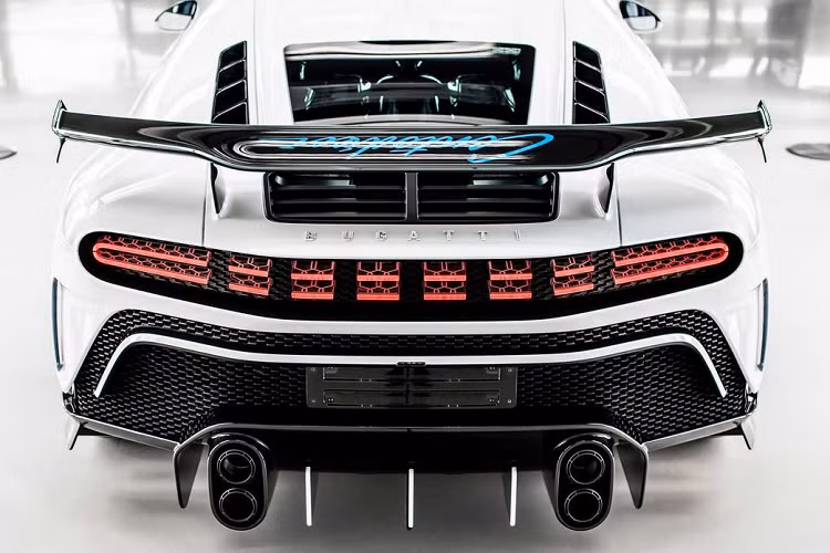 Tương phản với sắc xanh này là các điểm nhấn màu đen sần trên bảng điều khiển trung tâm mỏng và tay nắm cửa cùng với một số sợi carbon màu đen bên dưới cụm đồng hồ. Dòng chữ “Centodieci 10/10” được in trên bệ cửa bên hiển thị số thứ tự giới hạn của chiếc Bugatti Centodieci cuối cùng này.