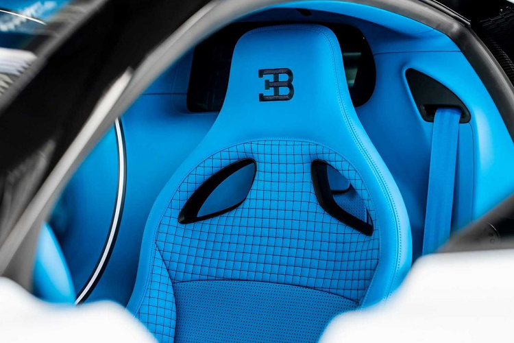 Toàn bộ khoang cabin của chiếc xe cũng được phủ màu màu xanh - Light Blue Sport, được lấy cảm hứng từ sắc thái mang tính biểu tượng nhất của mẫu EB110. Họa tiết hình quả trám đặc trưng của Bugatti được bao phủ lên ghế ngồi, tấm lót mái, tấm cửa, bảng điều khiển trung tâm và thảm sàn. Khu vực yên ngựa được thiết kế theo hướng tối giản hóa, thậm chí Bugatti đã lược bỏ màn hình giải trí trung tâm trên chiếc xe này.