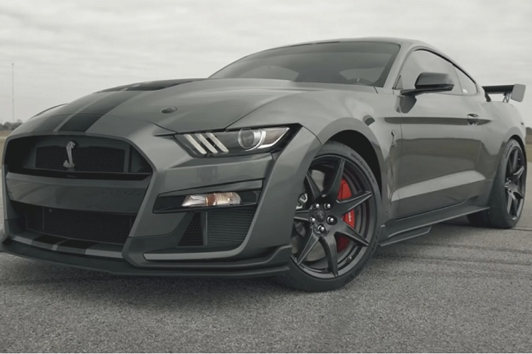 Đúng như tên gọi Venom 1000, gói độ Hennessey cho Ford Mustang Shelby GT500 công suất tối đa 1.000 mã lực và momen xoắn cực đại 1.152 Nm. Điều thú vị là chiếc xe vẫn giữ nguyên bộ siêu nạp nguyên bản và chỉ được nâng cấp bộ làm mát, puly tăng áp mới.