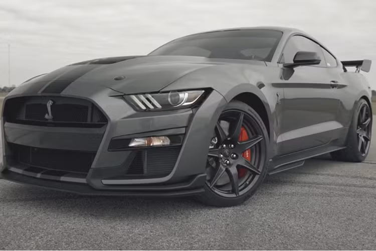 Đúng như tên gọi Venom 1000, gói độ Hennessey cho Ford Mustang Shelby GT500 công suất tối đa 1.000 mã lực và momen xoắn cực đại 1.152 Nm. Điều thú vị là chiếc xe vẫn giữ nguyên bộ siêu nạp nguyên bản và chỉ được nâng cấp bộ làm mát, puly tăng áp mới.