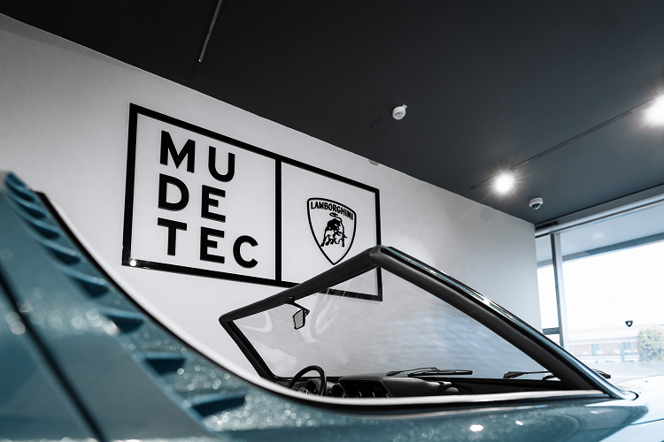 Mẫu xe cũng đồng thời sở hữu kính chắn gió dốc hơn và cửa hút gió lớn ở mỗi bên thân xe. Theo Lamborghini, những thay đổi này cho phép các nhà tạo mẫu Bertone duy trì sự thuần khiết trong thiết kế đầy gợi cảm của mẫu siêu xe Ý.