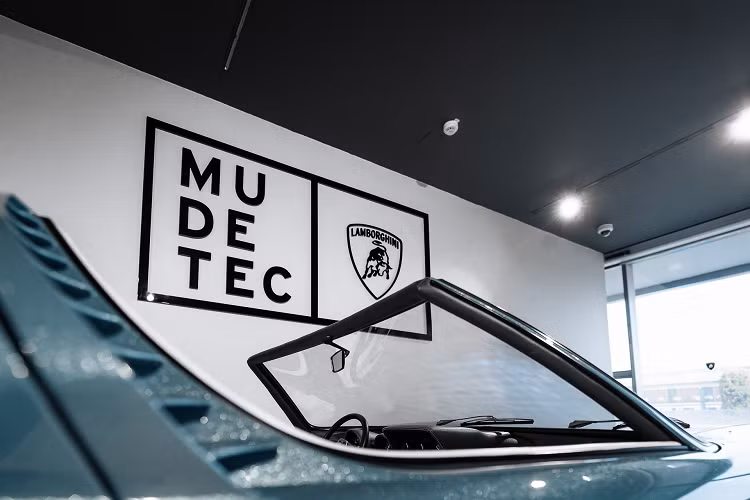 Mẫu xe cũng đồng thời sở hữu kính chắn gió dốc hơn và cửa hút gió lớn ở mỗi bên thân xe. Theo Lamborghini, những thay đổi này cho phép các nhà tạo mẫu Bertone duy trì sự thuần khiết trong thiết kế đầy gợi cảm của mẫu siêu xe Ý.