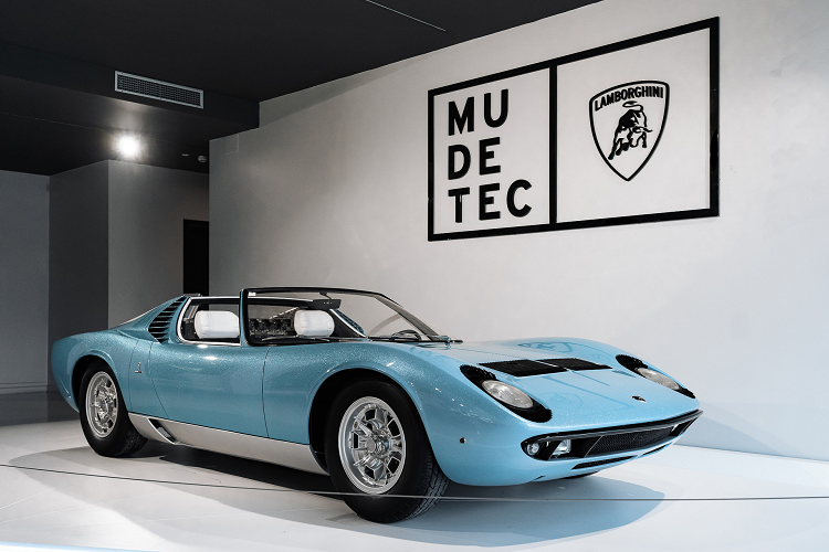 Tuy nhiên, không giống như mẫu concept Lamborghini Miura Roadster năm 1968, Aventador Ultimae Roadster đi kèm với hai tấm mui bằng sợi carbon có thể tháo rời.