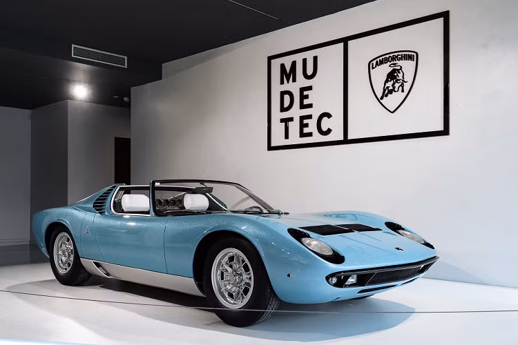 Tuy nhiên, không giống như mẫu concept Lamborghini Miura Roadster năm 1968, Aventador Ultimae Roadster đi kèm với hai tấm mui bằng sợi carbon có thể tháo rời.