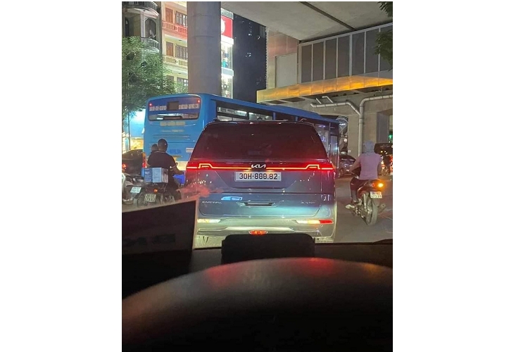 Kia Carnival tien ty o Ha Noi “nhai” bien dep de qua mat cong an-Hinh-2