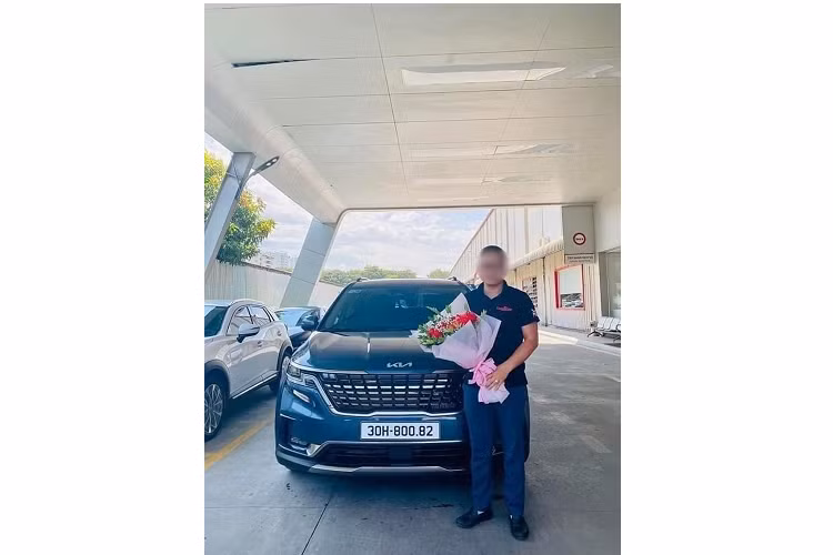 Kia Carnival tien ty o Ha Noi “nhai” bien dep de qua mat cong an-Hinh-3