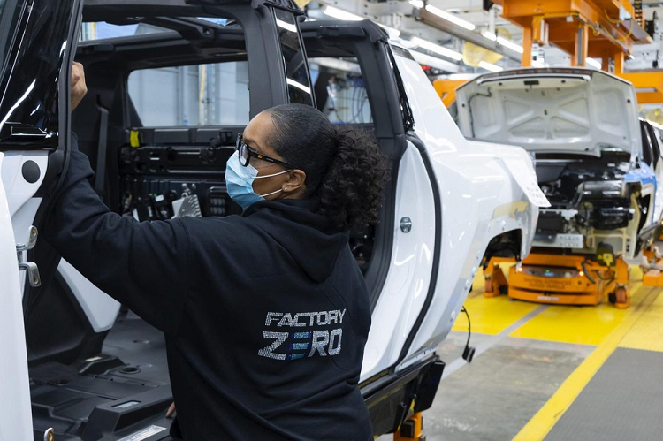 GMC Hummer EV 2023 tang gia, tam dung san xuat vi khan hang?-Hinh-2