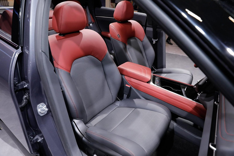 Tương tự VF6, đây cũng là lần đầu tiên VinFast VF7 2023 mới được hé lộ thiết kế nội thất ngoài đời thực dù xe đã từng trình làng trong triển lãm hàng điện tử tiêu dùng CES 2022 diễn ra vào tháng 1.