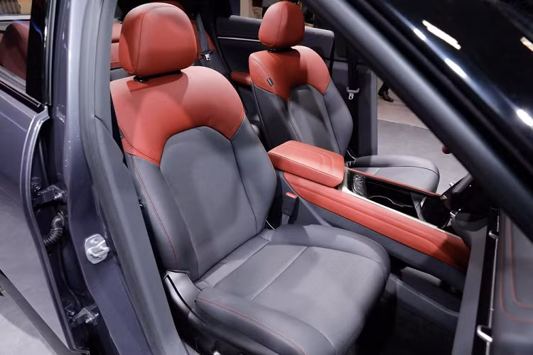 Tương tự VF6, đây cũng là lần đầu tiên VinFast VF7 2023 mới được hé lộ thiết kế nội thất ngoài đời thực dù xe đã từng trình làng trong triển lãm hàng điện tử tiêu dùng CES 2022 diễn ra vào tháng 1.