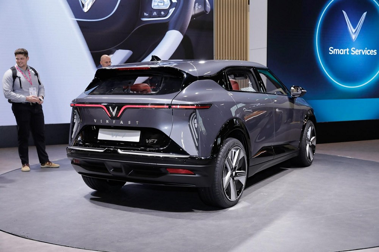 Đặc biệt, VinFast VF7 còn có nhiều chi tiết ngoại thất màu đen bóng như ốp bên dưới đèn pha, xung quanh biển số trước, trên hốc bánh, sườn xe, cửa cốp và cản sau. Ngay cả anten hình vây cá trên nóc và các cột bên sườn cũng được sơn màu tương tự.