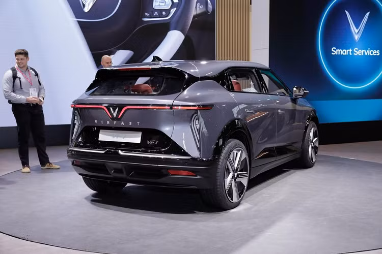 Đặc biệt, VinFast VF7 còn có nhiều chi tiết ngoại thất màu đen bóng như ốp bên dưới đèn pha, xung quanh biển số trước, trên hốc bánh, sườn xe, cửa cốp và cản sau. Ngay cả anten hình vây cá trên nóc và các cột bên sườn cũng được sơn màu tương tự.