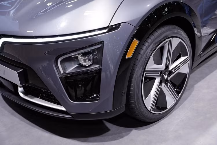 Bên ngoài, VF7 gây ấn tượng bằng những chi tiết đặc trưng của thương hiệu VinFast như hệ thống đèn 2 tầng trên đầu xe. Trong đó, dải đèn LED định vị ban ngày hình chữ "V" nằm sát với nắp ca-pô và bao quanh logo của nhà sản xuất.