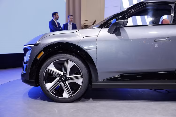 Tiếp đến là bộ vành la-zăng 21 inch, 5 chấu với thiết kế khí động lực học và nóc dốc về phía sau. Khác với VF6, VinFast VF7 dùng tay nắm cửa nằm chìm vào thân xe, vừa tạo cảm giác liền lạc vừa giảm hệ số lực cản không khí cho xe.