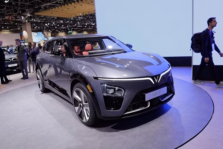 Cũng giống như "người anh em" VF6, mức giá xe VinFast VF7 2023 được đồn là sẽ được công bố khi ra mắt thị trường toàn cầu vào năm sau.