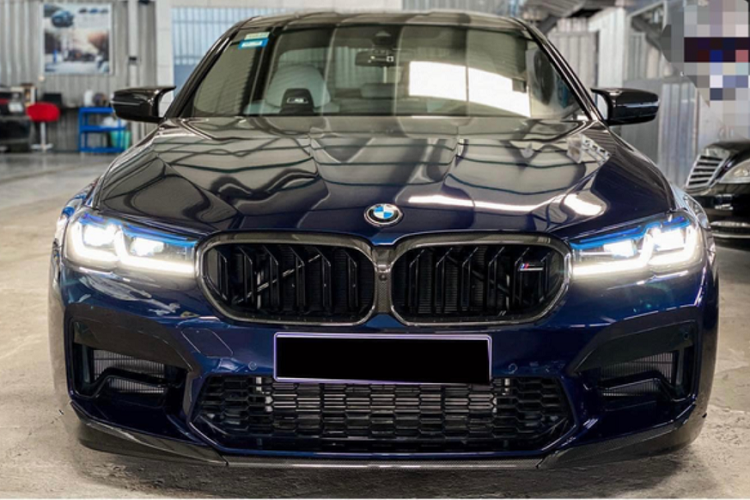 BMW M5 thế hệ thứ 6 vẫn sở hữu thiết kế tổng thể như phần còn lại của 5-Series. Thay đổi lớn nhất chính là đèn pha Laser LED được làm lại cho cái nhìn hầm hố và góc cạnh. Xe sở hữu bộ mâm M Double Spoke Bicolor kích thước 20 inch.