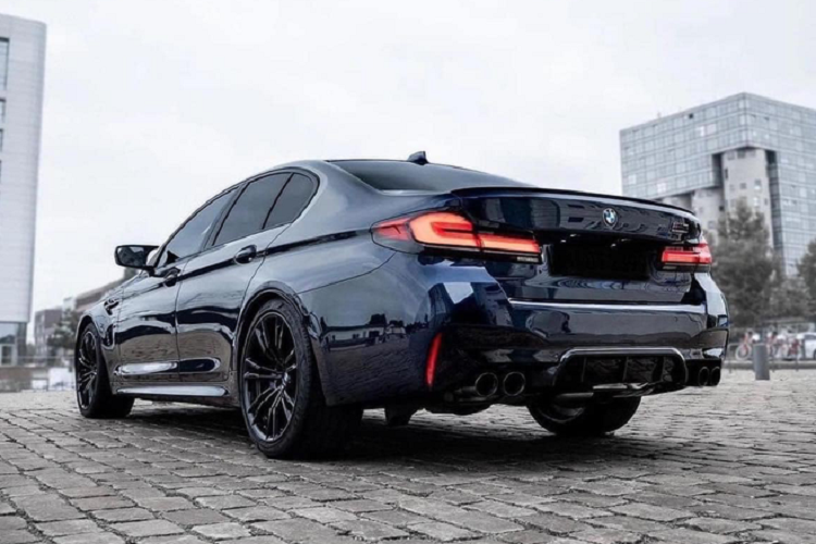 Trong khi đó, mức giá của "đàn anh" M8 Competition được nhập khẩu chính hãng bởi THACO là 12,939 tỷ đồng.