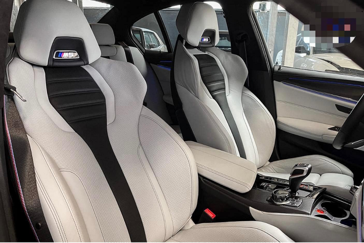 Khoang cabin có một số điểm được nâng cấp sao cho khác biệt, tiêu biểu như 2 nút bấm ở khu trung tâm để thiết lập chế độ "M". Hệ thống giải kích thước 10,25 inch kết nối Apple CarPlay và Android Auto. Ghế trước kiểu xe đua bọc da Merino chỉnh điện 16 hướng, hỗ trợ thắt lưng, nhớ vị trí, sưởi, massage,…