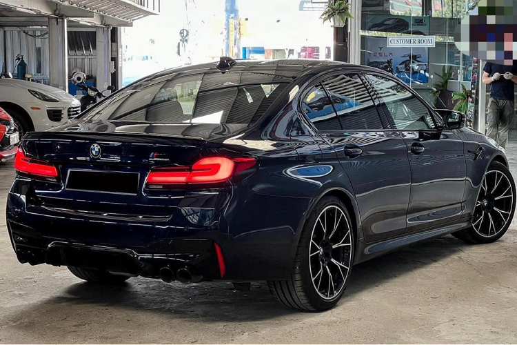 BMW M5 tiêu chuẩn được trang bị động cơ V8, dung tích 4,4 lít cho công suất 617 mã lực và mô-men xoắn cực đại 750 Nm, kết hợp cùng hộp số tự động 8 cấp M Steptronic. Xe chỉ mất 3,4 giây để tăng tốc 0-100 km/h trước khi đạt giới hạn ở 250 km/h