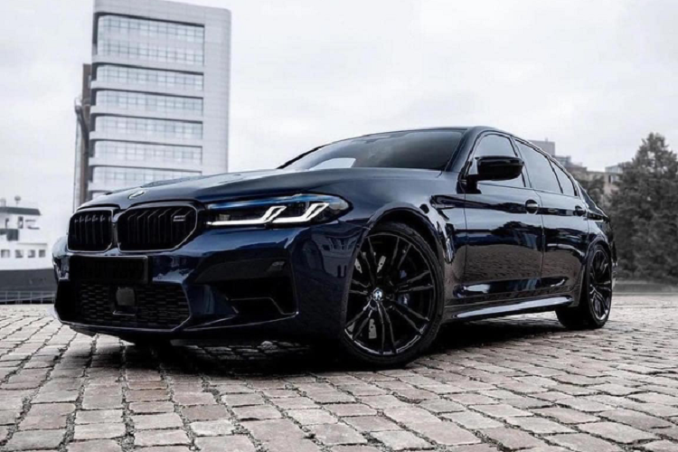 Một đại lý tư nhân đang chào bán BMW M5 thế hệ mới với mức giá 300.000 USD, tương đương gần 7 tỷ đồng. Con số này lập tức nhận nhiều sự quan tâm vì thấp hơn khoảng 1 tỷ đồng so với mức giá mà các đại lý khác đưa ra.
