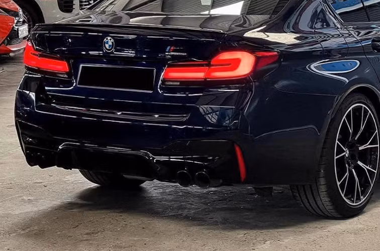 Mức giá xe BMW M5 tiêu chuẩn mềm hơn khá nhiều so với phiên bản CS. Được biết, mẫu xe BMW thương mại nhanh nhất được một đại lý tư nhân miền Bắc chào hàng với giá 13 tỷ đồng.